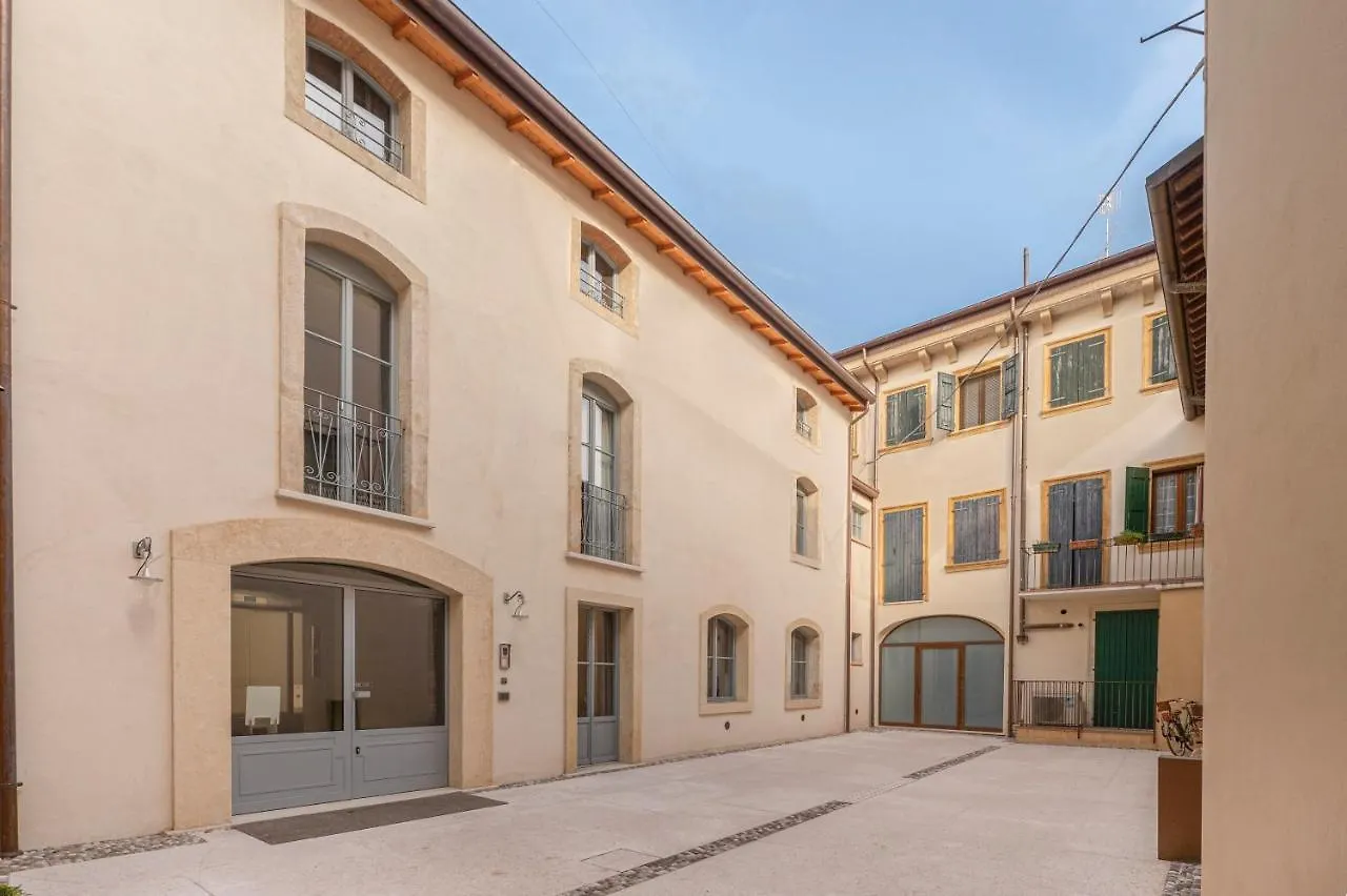 Verona Cathedral Apartments 0*,